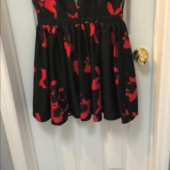 Beautiful flower dress - Picture 2 of 4